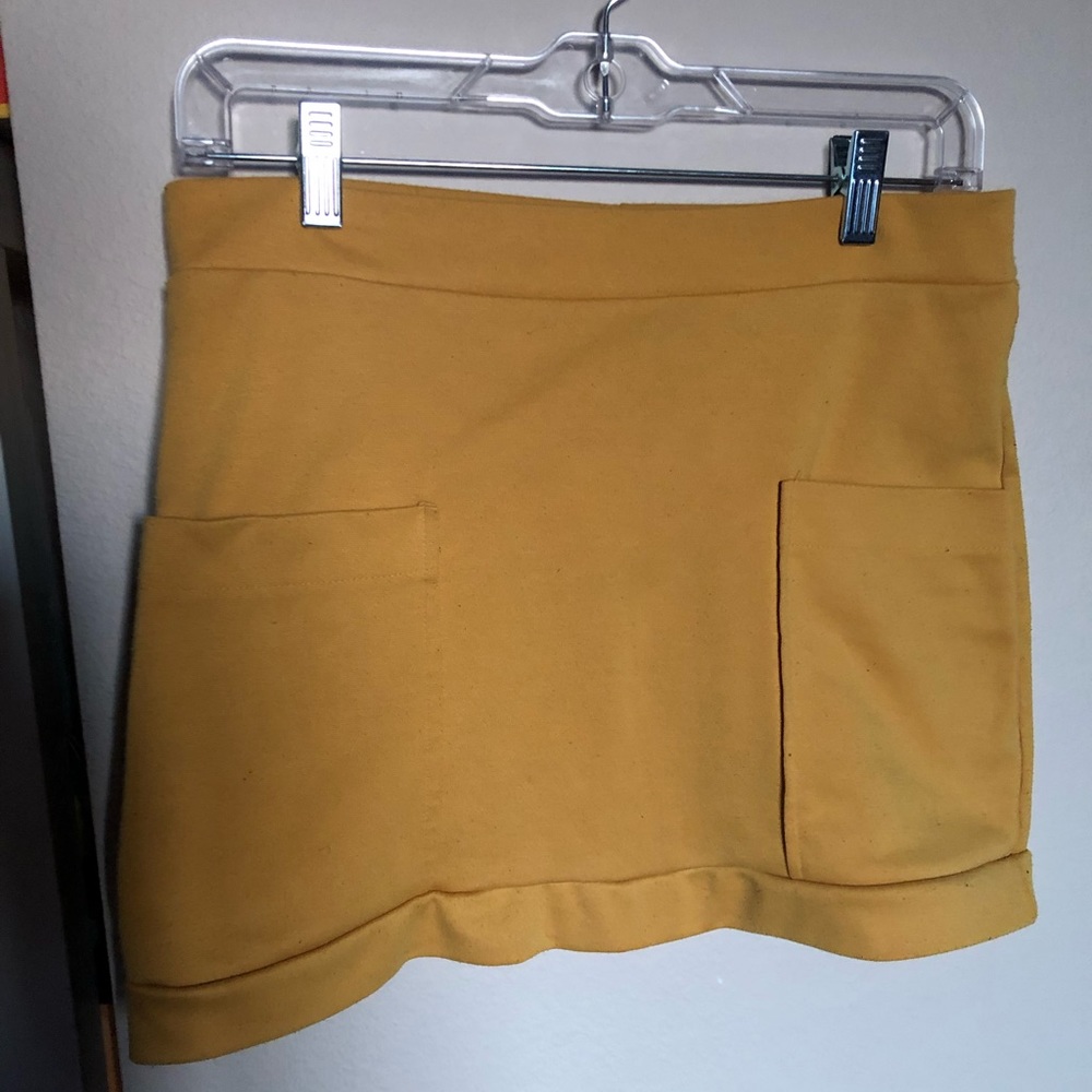 Boutique mustard color mini skirt with pockets!